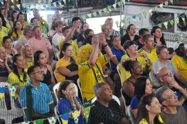 No Mercado Central, em BH, torcedores assistem ao jogo do Brasil contra a Sua pelo Grupo G da Copa do Mundo, no Catar