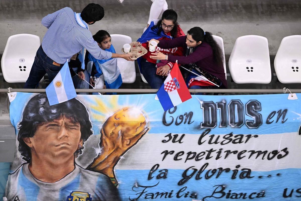 Imagens das torcidas de Argentina e Crocia no duelo pela semifinal da Copa do Mundo do Catar, no estdio Lusail