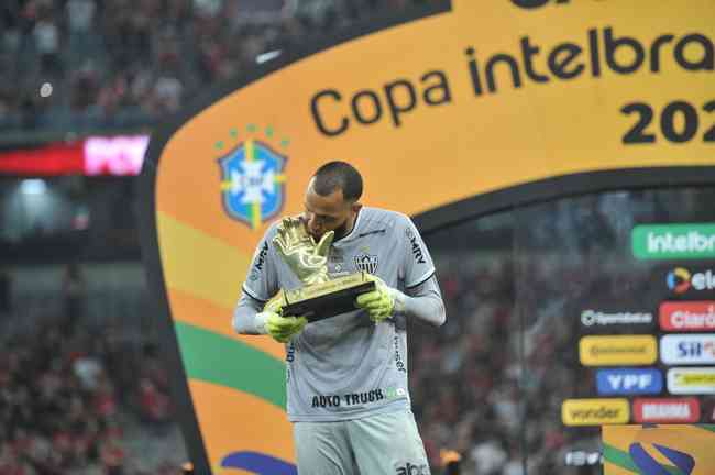 Atlético ergue a taça e festeja bi da Copa do Brasil