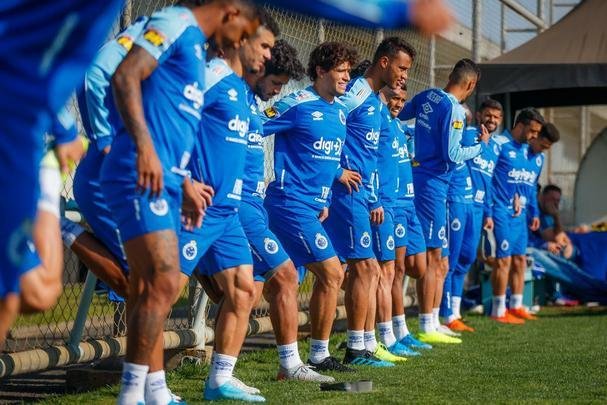 Cruzeiro treinou nesta tera-feira no CT do Grmio, em Porto Alegre, e concluiu a preparao para o duelo com o Internacional, no Beira-Rio, pela semifinal da Copa do Brasil. Time precisa de vitria por dois gols de diferena para ir  final. Se vencer por um gol de vantagem, a deciso ser nos pnaltis. Rogrio Ceni deve escalar o time com Fbio; Edilson, Ded (Fabrcio Bruno), Leo e Dod; Henrique e Robinho; Marquinhos Gabriel, Thiago Neves e David; Pedro Rocha.