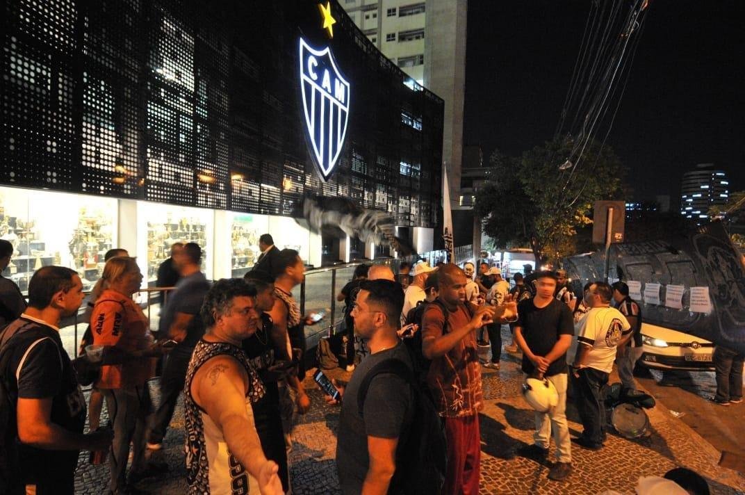 Na noite desta quinta-feira, manifestantes protestaram contra o presidente Srgio Sette Cmara e o diretor de futebol Rui Costa