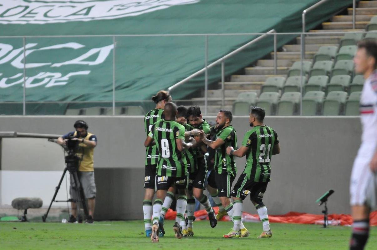 Fotos do jogo entre Amrica e Santa Cruz