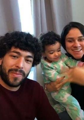 Luan ao lado da família em casa