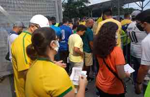 Torcedores no entorno do Mineiro, em BH, antes do jogo entre Brasil e Paraguai pelas Eliminatrias da Copa do Mundo do Catar