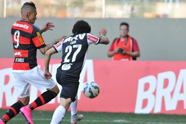 Lances do primeiro tempo do jogo entre Atl�tico e Flamengo no Independ�ncia