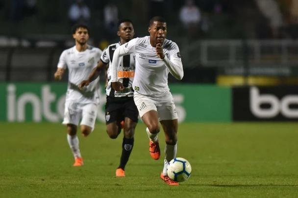 Atlético derrotou Santos por 2 a 1, de virada, com gols de Chará, e avançou às quartas de final da Copa do Brasil
