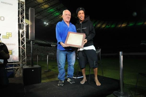 Ronaldinho Gacho lanou nesta tera-feira, no Mineiro, a exposio 'Fragmentos de um gacho', do artista Camaleo; astro ainda entrou para a Calada da Fama do estdio, em Belo Horizonte.