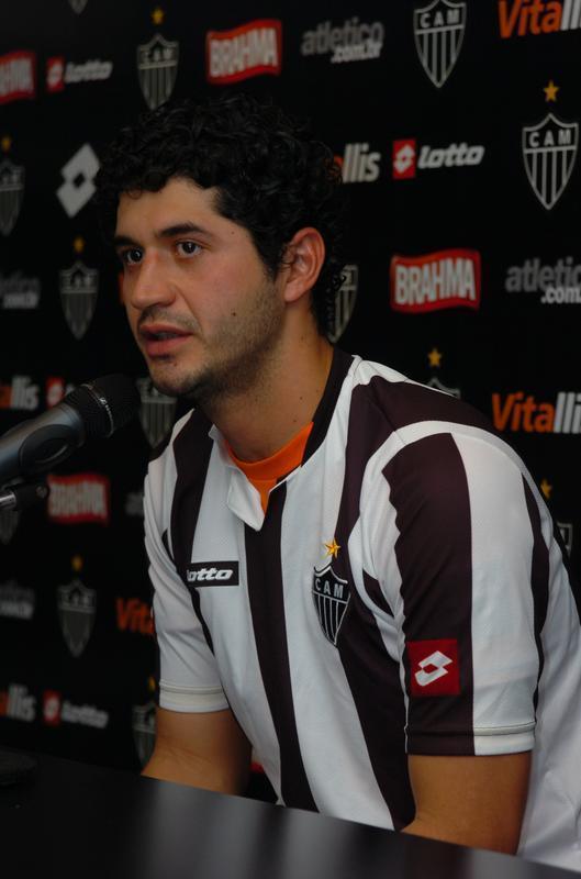 Pedro Bentez - No dia 26 de agosto de 2009, o paraguaio Pedro Bentez foi anunciado como novo reforo do Atltico, atravs do site oficial do clube. O jogador no se firmou no Galo, fazendo apenas 14 partidas pelo clube. Prximo do fim do seu contrato, a diretoria do Atltico decidiu liberar o jogador.