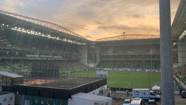Familiares e amigos acompanham final do Mineiro na casa de dona Myrza Guimarães, torcedora do Atlético vizinha do estádio Independência