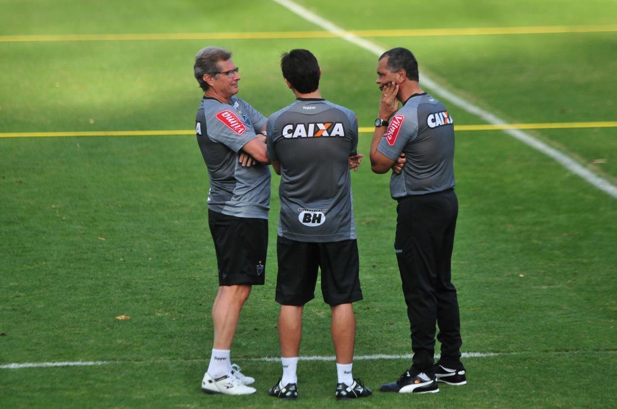O tcnico Oswaldo de Oliveira foi apresentado na tarde desta tera-feira e, em seguida, comandou treino na Cidade do Galo