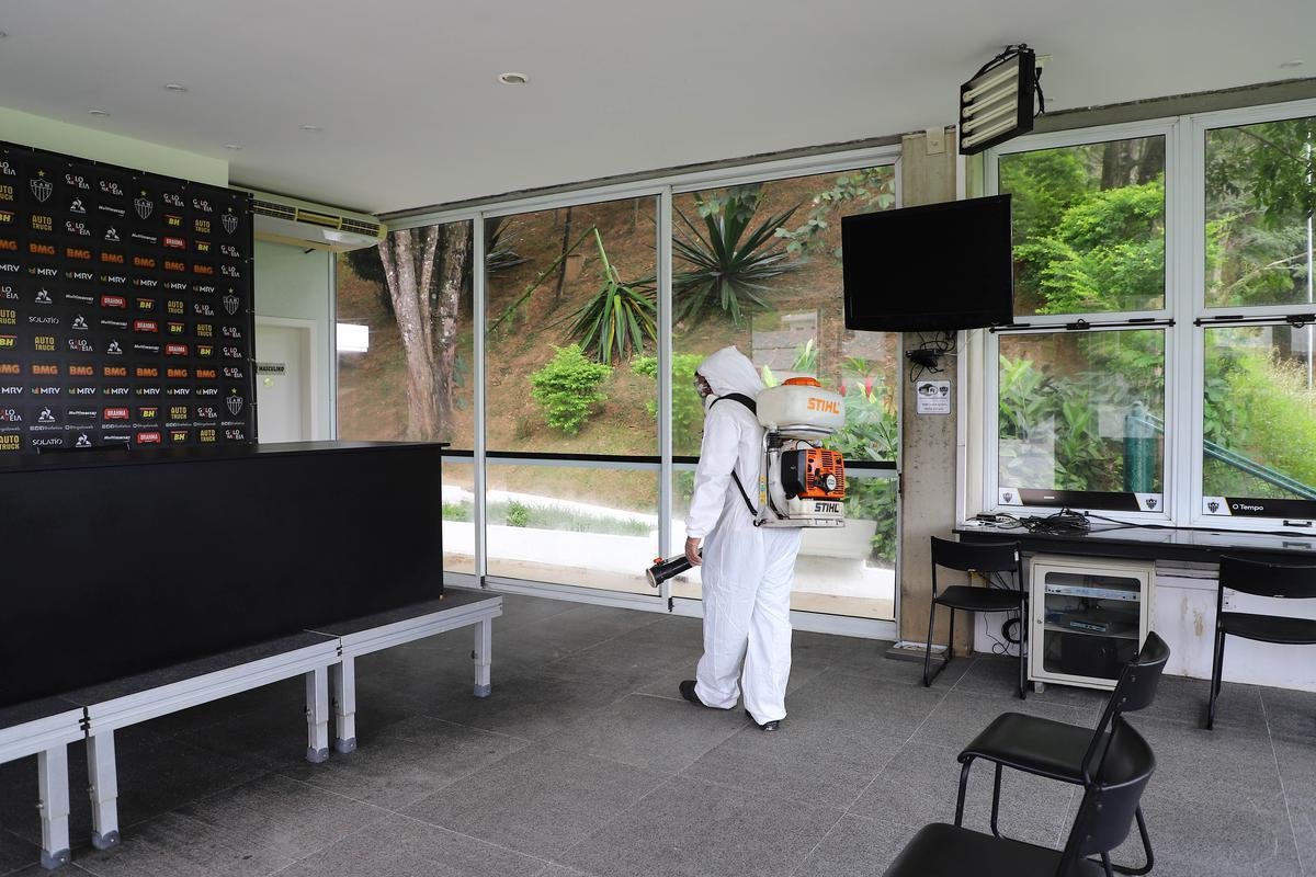 Fotos da desinfeco na Cidade do Galo