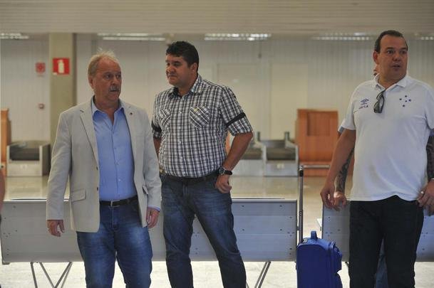 26/05/2019 - Quem tambm faturou bastante como dirigente do Cruzeiro foi Srgio Nonato, o Serginho, ex-comentarista do programa Alterosa Esporte, da TV Alterosa. Em contrato assinado em 6 de abril de 2018, ele recebia R$ 60 mil mensais. Duas semanas depois, celebrou um aditivo, com luvas de R$ 300 mil e aumento na remunerao para R$ 75 mil. J no fim de 2018, o salrio do diretor atingiu R$ 125 mil. De acordo com a TV Globo, Serginho ainda tinha direito a receber comisses por negcios fechados na rea comercial.