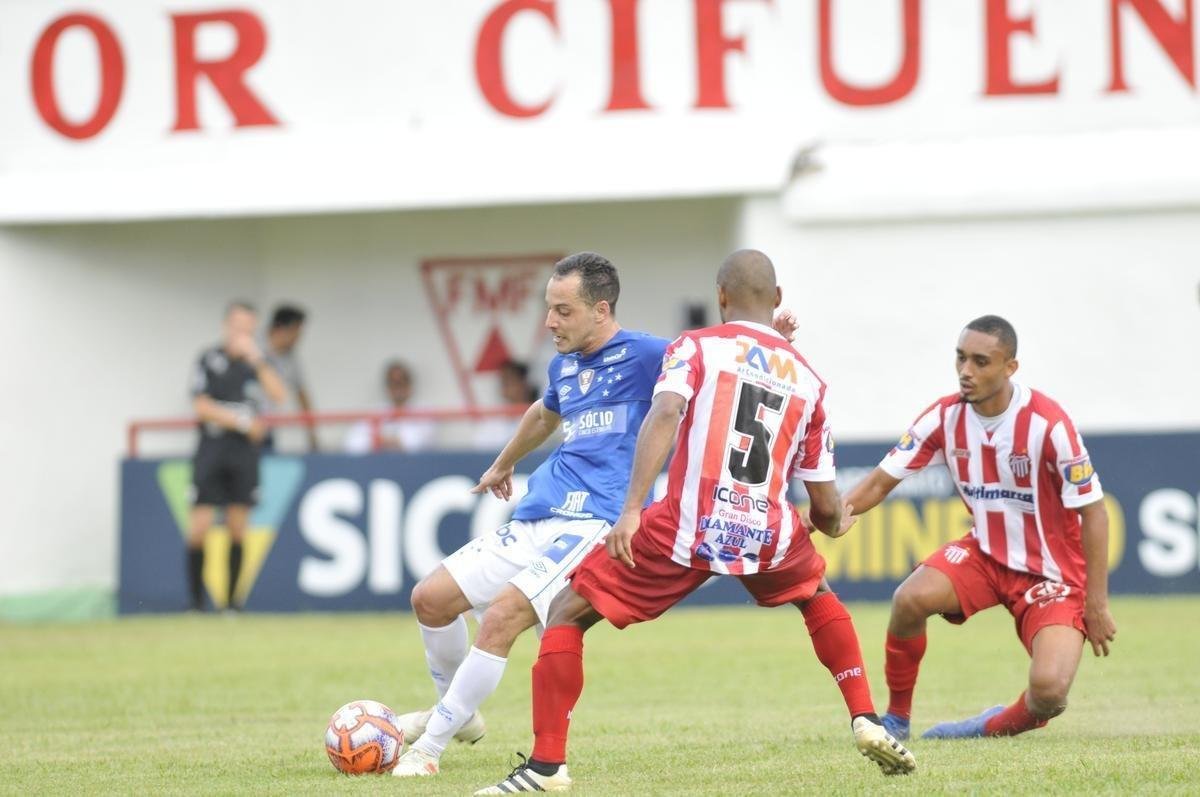 Fotos do duelo entre Villa Nova e Cruzeiro, neste domingo