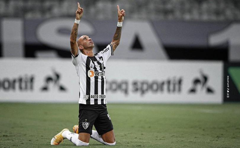 25 - A despedida: 230 jogos, 112 gols (nove em clássicos), sete títulos conquistados e a idolatria eterna. Nesta quinta-feira, 27 de maio de 2021, Diego Tardelli recebeu a notícia de que não teria o contrato renovado pelo Atlético. O atacante se despede pela terceira vez do clube em que tanto brilhou. O último 'ato' será neste domingo, quando receberá homenagens na partida diante do Fortaleza, no Mineirão, na primeira rodada do Brasileirão. Será mais um 'até logo'?