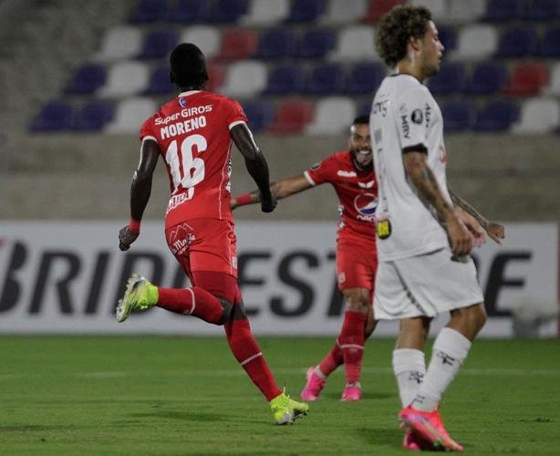 Jogo entre América de Cáli e Atlético, em Barranquilla, pela Copa Libertadores, teve diversas paralisações devido aos efeitos do gás de pimenta nos atletas. Protestos do lado de fora do estádio, contra o governo, tiveram consequências no gramado.