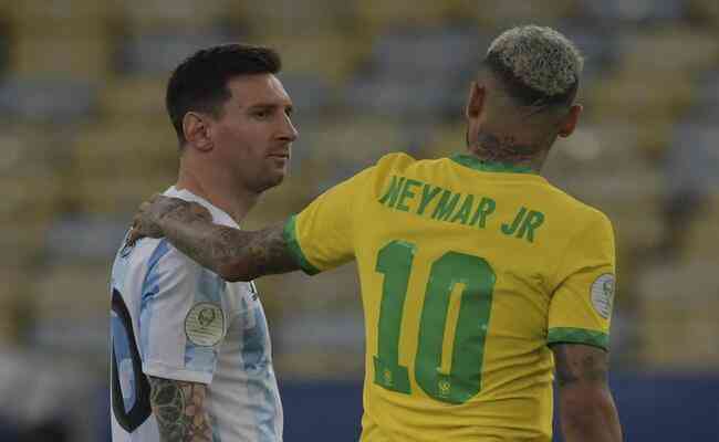 Messi e Neymar conversam em campo, durante jogo interrompido, entre Brasil e Argentina, em So Paulo
