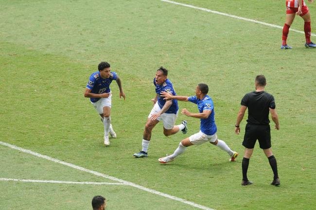 Edu empatou o jogo para o Cruzeiro diante do Villa Nova, no Independncia, pela oitava rodada do Campeonato Mineiro