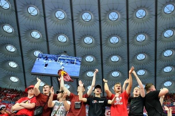 Torcidas de Real Madrid e Liverpool encheram o estádio Olímpico, de Kiev, na final da Champions