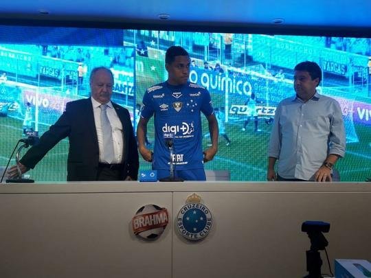 Pedro Rocha foi apresentado pelo Cruzeiro na tarde desta sexta-feira (05/04)