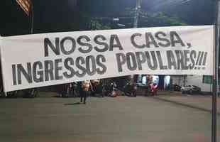 Torcedores do Atltico protestaram em frente  sede do clube nesta segunda-feira (21/11)