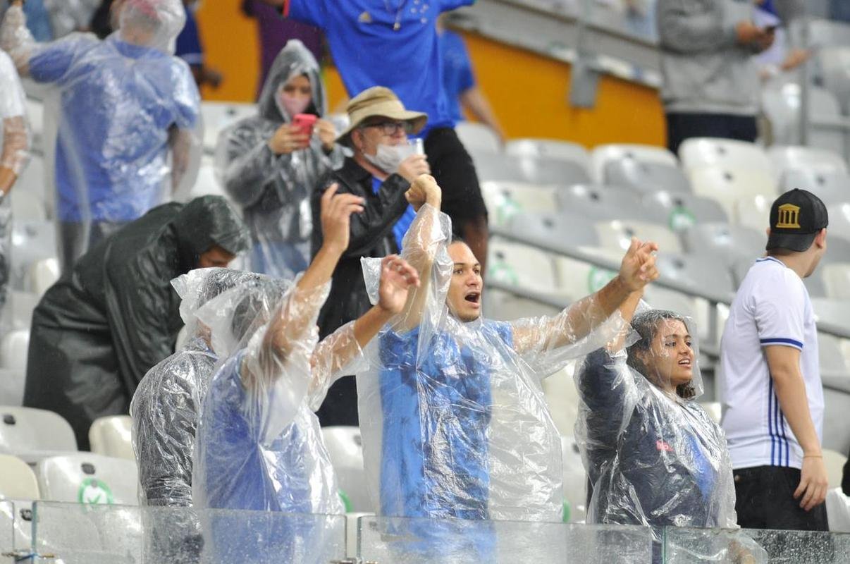 Fotos da torcida do Cruzeiro, no Mineiro, na partida diante do Democrata-GV pela quinta rodada do Campeonato Mineiro