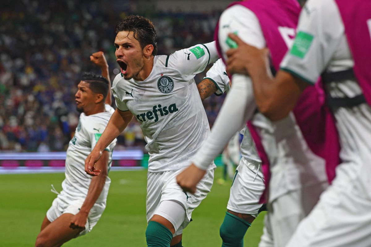 Raphael Veiga empatou para o Palmeiras em cobrana de pnalti: 1 a 1.