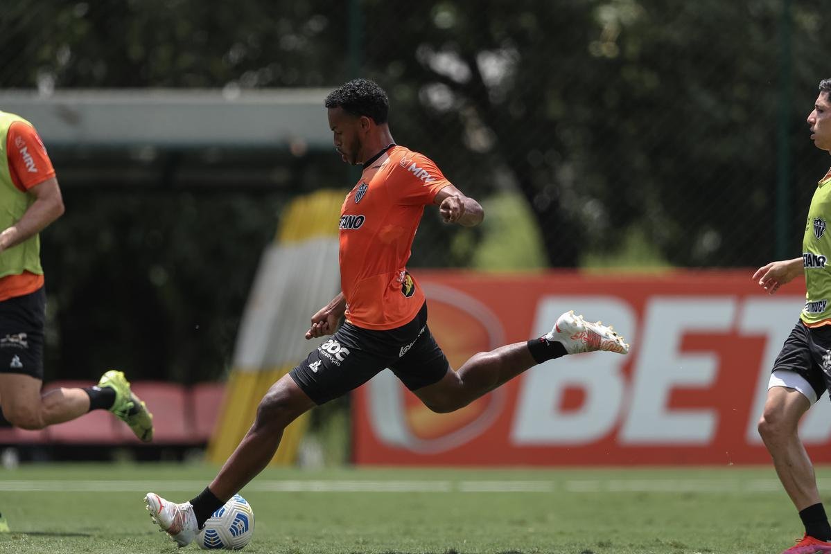 Aps a vitria por 2 a 1 sobre o Cuiab, neste domingo (24), pelo Campeonato Brasileiro, o elenco do Atltico se reapresentou e treinou na tarde desta segunda-feira (25), na Cidade do Galo, em Vespasiano. As atividades visaram o duelo de volta da semifinal da Copa do Brasil, contra o Fortaleza, que ocorrer na quarta-feira (27). Por ter vencido o jogo de ida por 4 a 0, no Mineiro, o Galo tem vaga encaminhada na deciso do principal torneio mata-mata do pas.