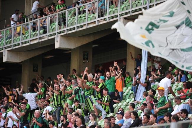 As torcidas de Amrica e Atltico no Independncia, durante o clssico pela 24 rodada do Campeonato Brasileiro