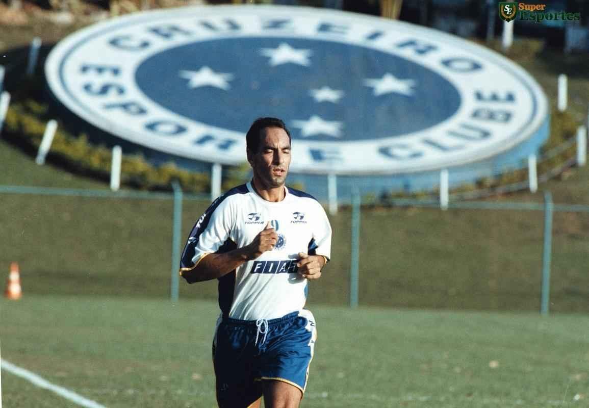 Atacante Edmundo na Toca I em 2001