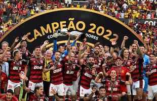 Flamengo ergue a taa de tricampeo da Copa Libertadores. Na final, venceu o Athletico por 1 a 0, em Guayaquil, com gol de Gabigol