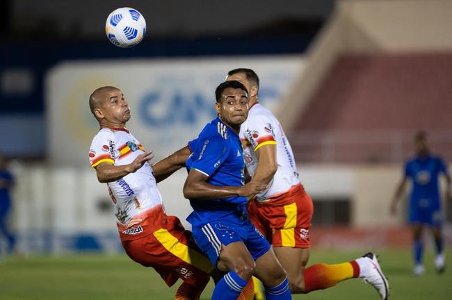Fotos do jogo entre Juazeirense e Cruzeiro, no Estádio Adauto Moraes, em Juazeiro-BA, pela terceira fase da Copa do Brasil