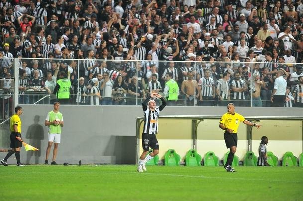 Galo deslanchou no segundo tempo com gols de Fbio Santos, de pnalti, e Vinicius
