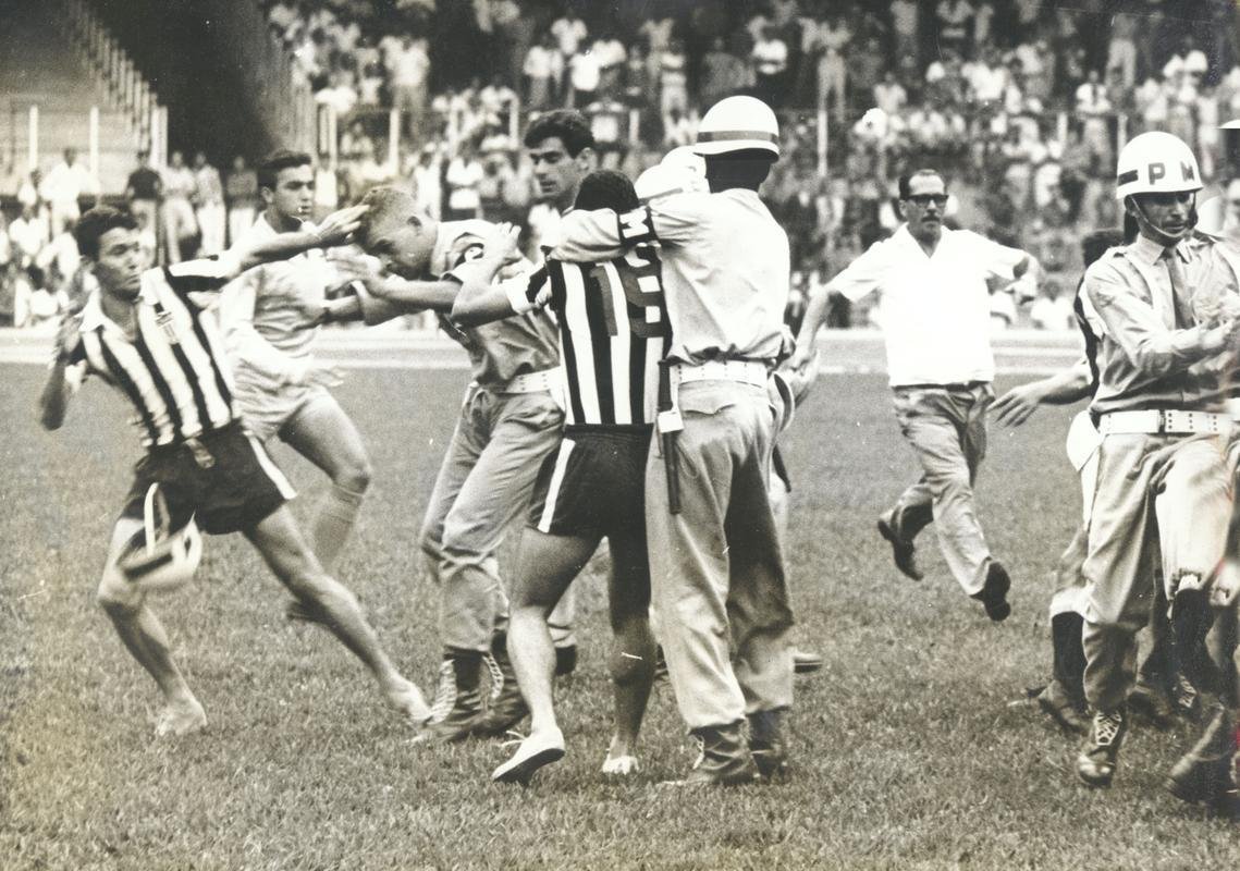 Cinquenta e seis dias depois de inaugurado, o Mineiro recebeu o primeiro clssico, pelo Campeonato Mineiro. A partida, no entanto, no chegou a seu final. Aos 34min do segundo tempo, quando a Raposa vencia por 1 a 0, gol de Tosto, o rbitro Juan de la Psion Artez marcou pnalti de Dcio Teixeira sobre Wilson Almeida. Os jogadores do Galo reclamaram que a falta havia sido fora da rea e partiram para cima do rbitro. A Polcia Militar entrou em campo, e a confuso aumentou. Juan de la Psion encerrou o jogo por falta de segurana.