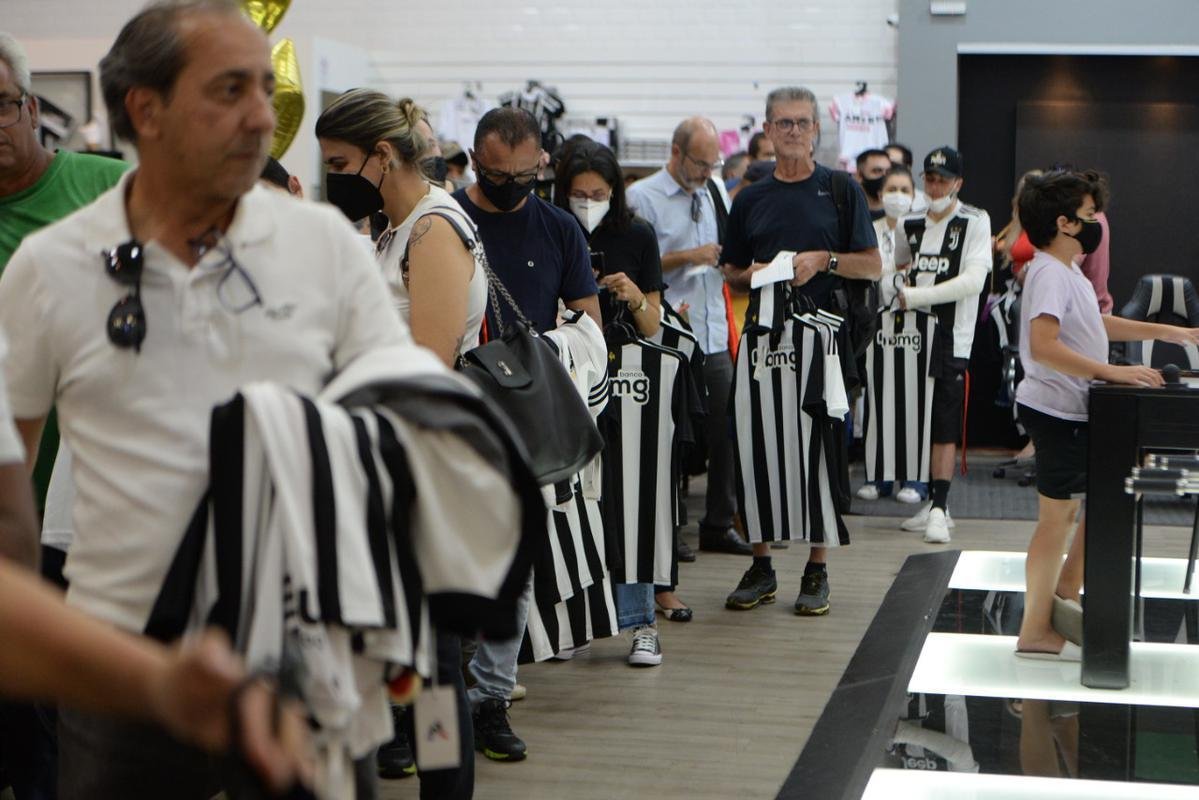 Primeiro dia de vendas da nova coleo Adidas, do Atltico, teve movimento intenso de torcedores na Loja do Galo do bairro de Lourdes, em Belo Horizonte