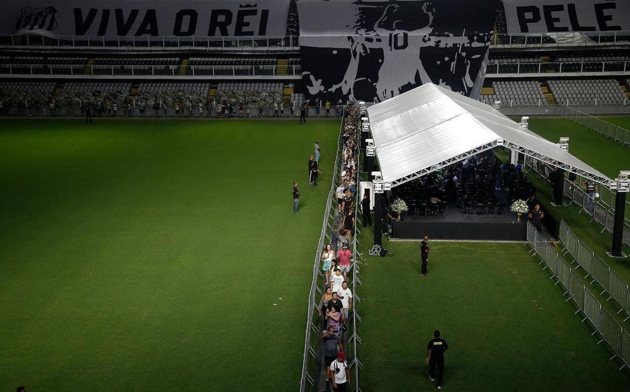 Os ltimos momentos do velrio de Pel, na Vila Belmiro, estdio do Santos. 