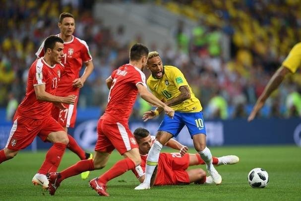 Poucas quedas, assistência e 'ousadia': a atuação de Neymar contra a Sérvia