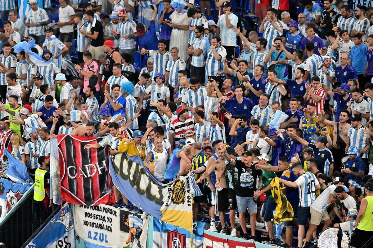 Fotos das torcidas de Argentina e Polnia durante jogo entre as duas selees pelo Grupo C da Copa do Mundo, no Estdio 974, em Doha, no Catar