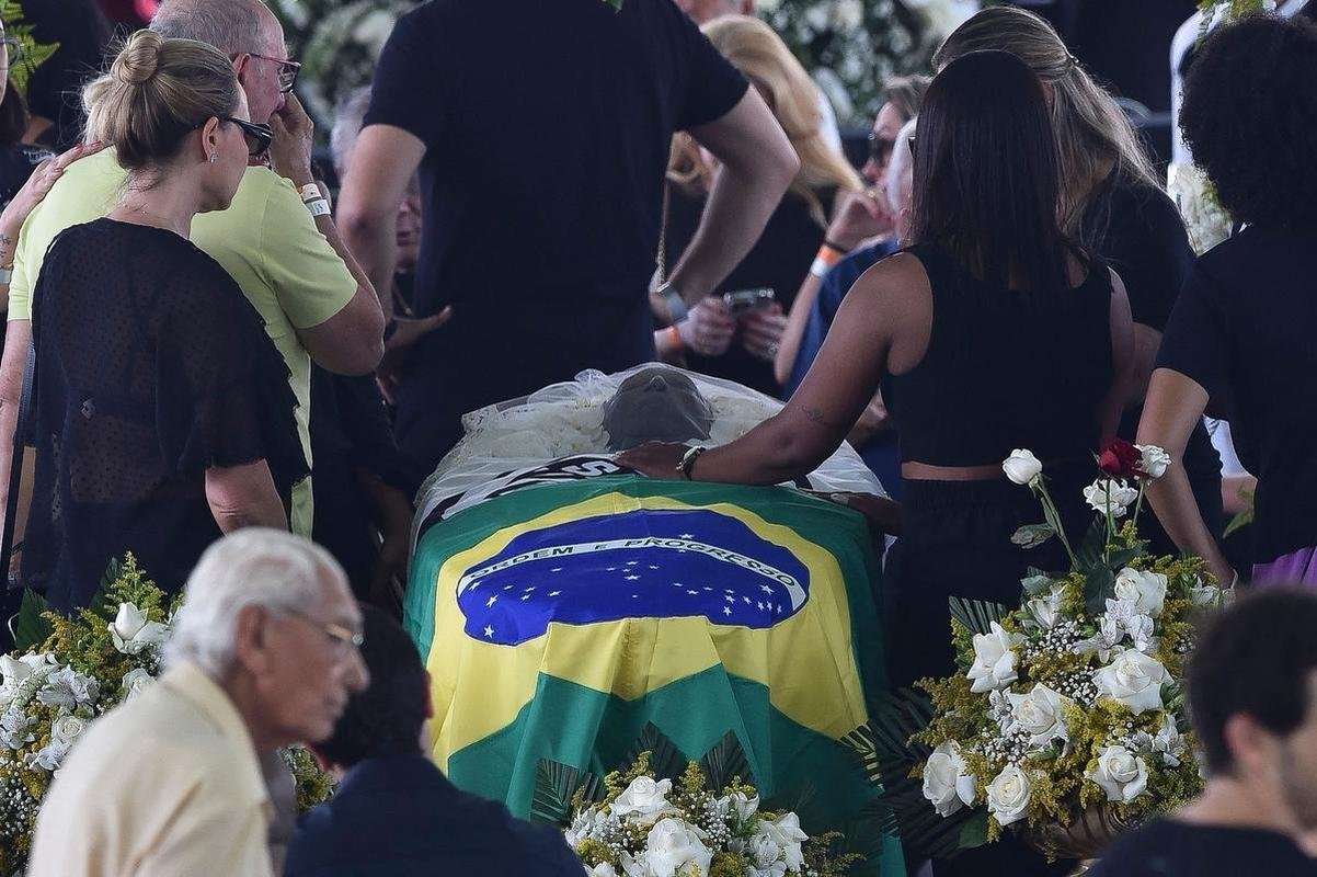 Os ltimos momentos do velrio de Pel, na Vila Belmiro, estdio do Santos. 