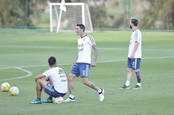 Seleo Argentina treinou nesta tera na Cidade do Galo com Lionel Messi. O craque cobrou faltas, afiou a pontaria e, em seguida, deixou a atividade mais cedo para se poupar. Na parte final, o tcnico Bauza orientou um trabalho em campo reduzido