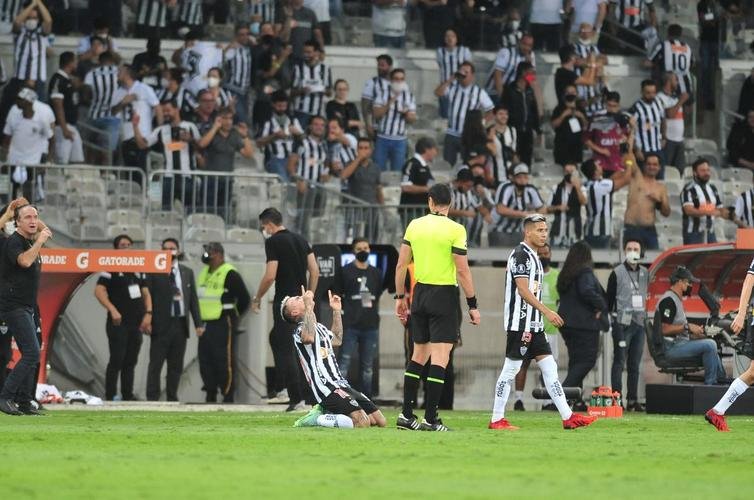 No segundo tempo, de cabea, Vargas abriu o placar para o Atltico no Mineiro: 1 a 0