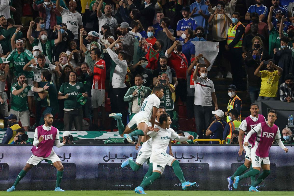 Raphael Veiga empatou para o Palmeiras em cobrana de pnalti: 1 a 1.