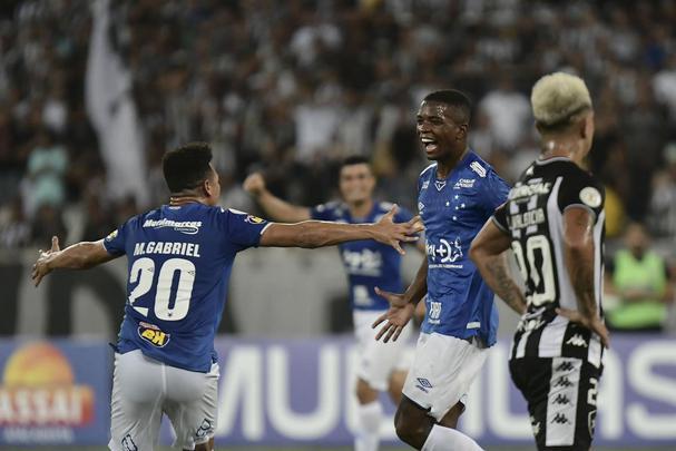 Fotos de Botafogo x Cruzeiro, no estádio Nilton Santos, pela 29ª rodada do Brasileiro