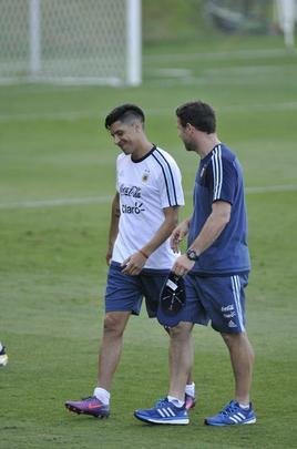 Seleo Argentina treinou nesta tera na Cidade do Galo com Lionel Messi. O craque cobrou faltas, afiou a pontaria e, em seguida, deixou a atividade mais cedo para se poupar. Na parte final, o tcnico Bauza orientou um trabalho em campo reduzido