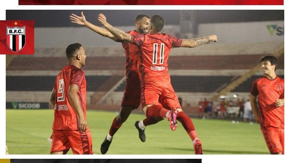 O Botafogo-SP é o segundo pior mandante da Série B (19º melhor), com 30,3% de aproveitamento. Em 11 jogos, venceu três, empatou um e perdeu sete, com oito gols marcados e 11 sofridos. Em 19º lugar (19), o clube paulista somou 10 dos 33 pontos disputados em casa.