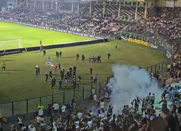 Mesmo com 'esquema especial de segurança', clube e PM deixaram torcedores, adversários e imprensa desprotegidos no estádio