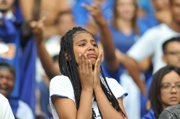 Torcedores choram no Mineiro com derrota e rebaixamento do Cruzeiro