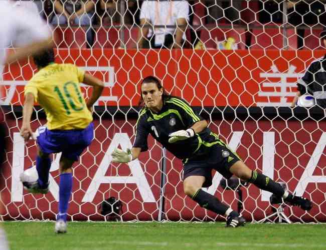 Nadine Angerer prestes a defender o pênalti de Marta na final da Copa do Mundo de 2007 na China