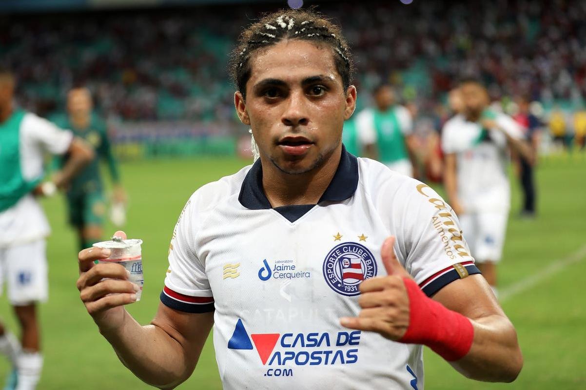 Vitor Jacar marcou dois gols e deu a vitria ao Bahia sobre o Cruzeiro, na Fonte Nova, em Salvador, pela primeira rodada da Srie B