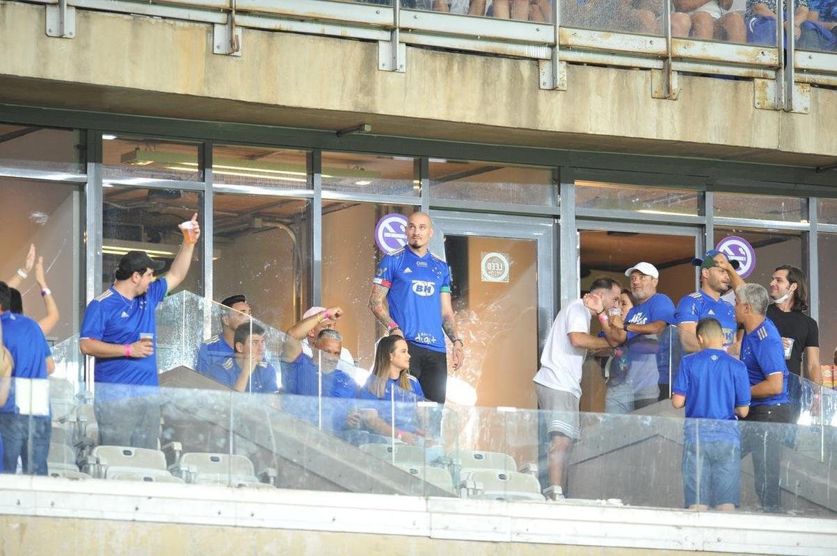 Zagueiro Maicon, novo reforo do Cruzeiro, esteve no Mineiro e assistiu ao empate celeste por 0 a 0 com o Nutico no encerramento da Srie B. Jogador de 33 anos, revelado na Toca,  o primeiro reforo para a temporada 2022.