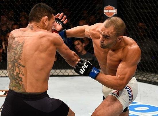 Na luta principal do UFC Fight Night 90, Rafael dos Anjos é nocauteado por Eddie Alvarez no primeiro round e perde cinturão do peso leve